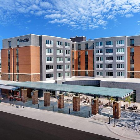 Courtyard Lincoln Downtown Hotel Exterior photo