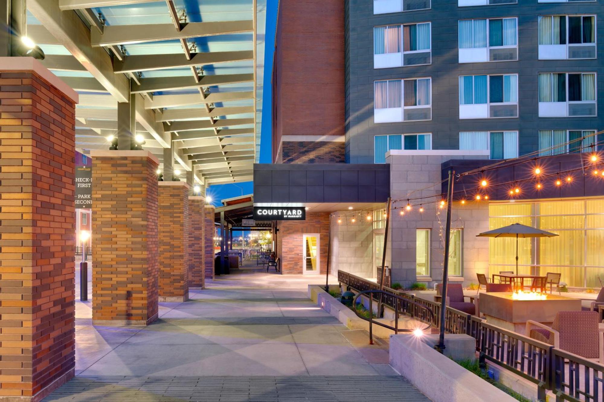 Courtyard Lincoln Downtown Hotel Exterior photo