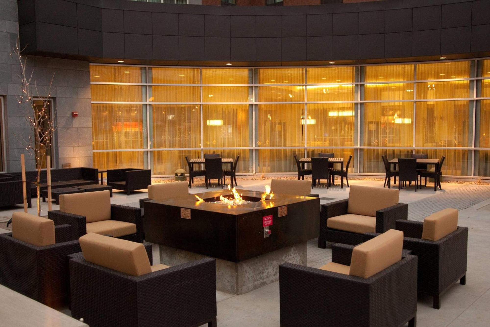 Courtyard Lincoln Downtown Hotel Exterior photo