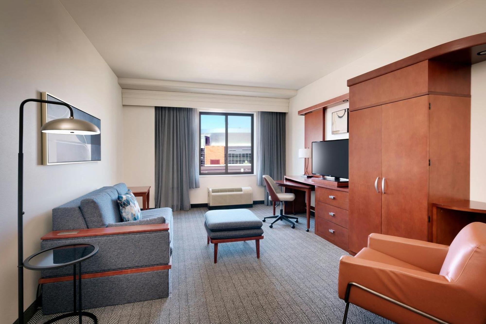 Courtyard Lincoln Downtown Hotel Exterior photo