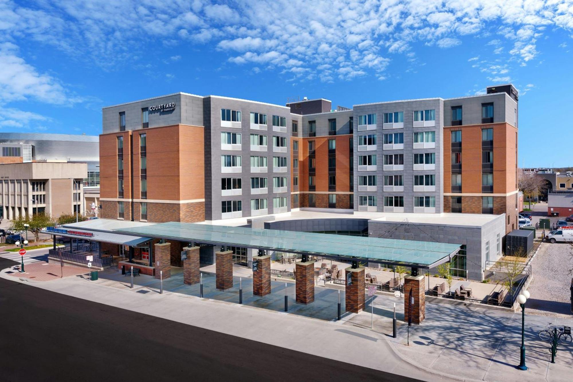 Courtyard Lincoln Downtown Hotel Exterior photo