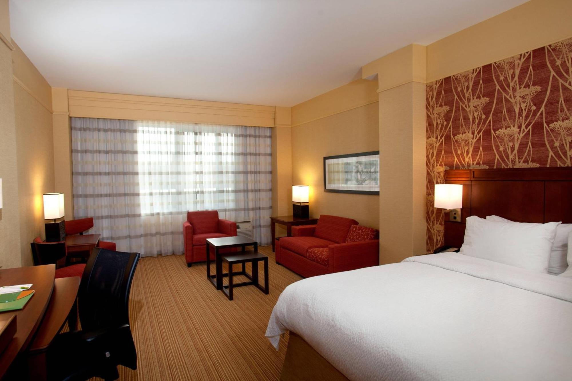 Courtyard Lincoln Downtown Hotel Exterior photo