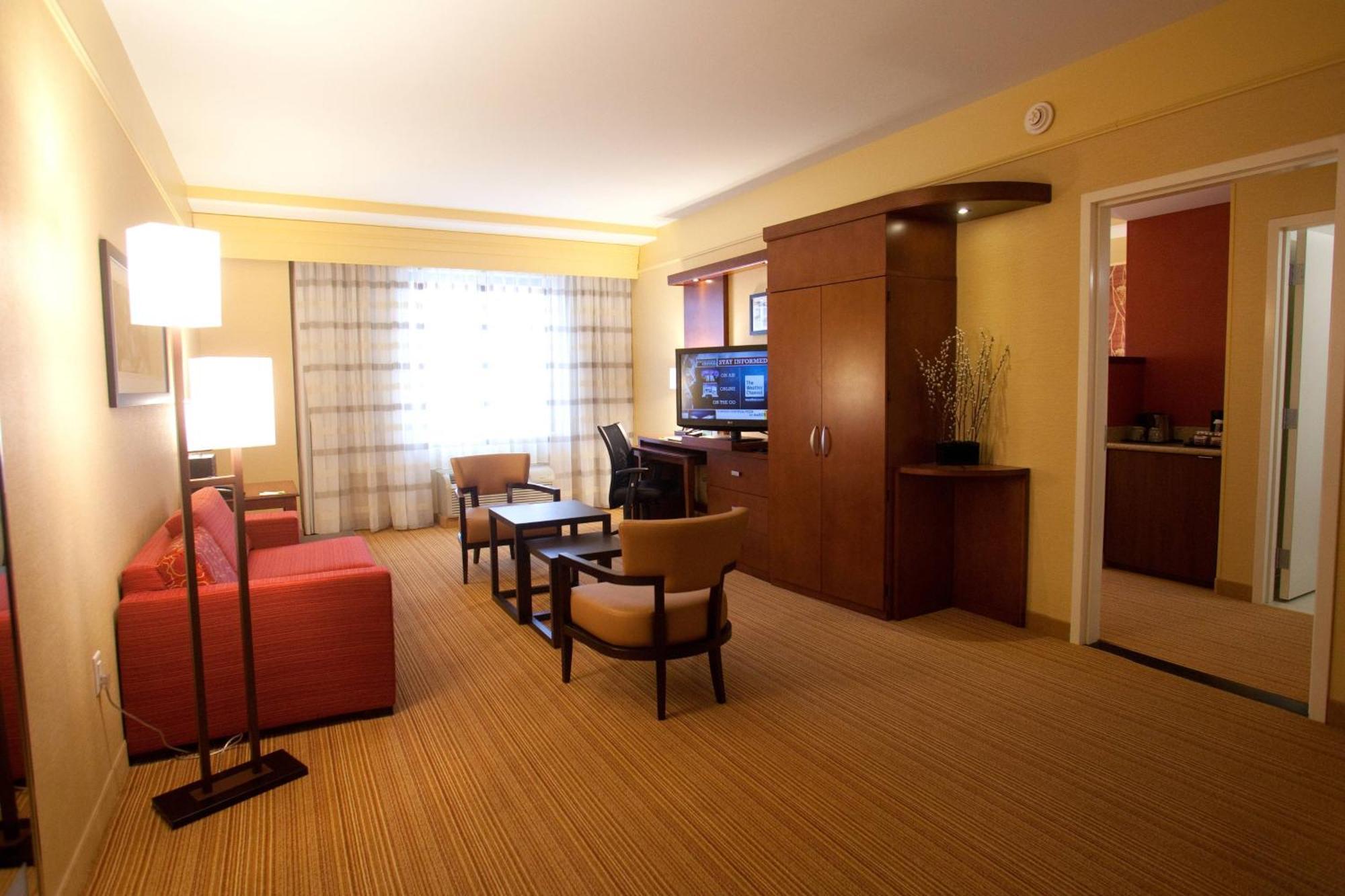 Courtyard Lincoln Downtown Hotel Exterior photo