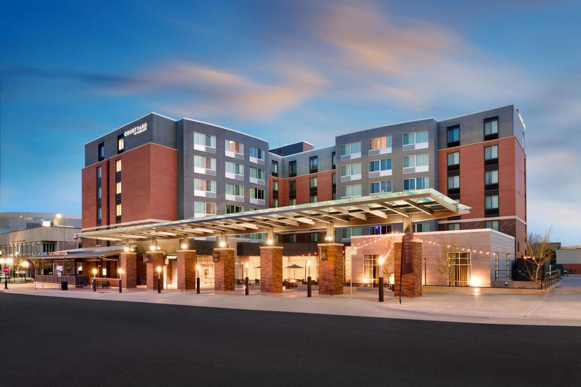 Courtyard Lincoln Downtown Hotel Exterior photo