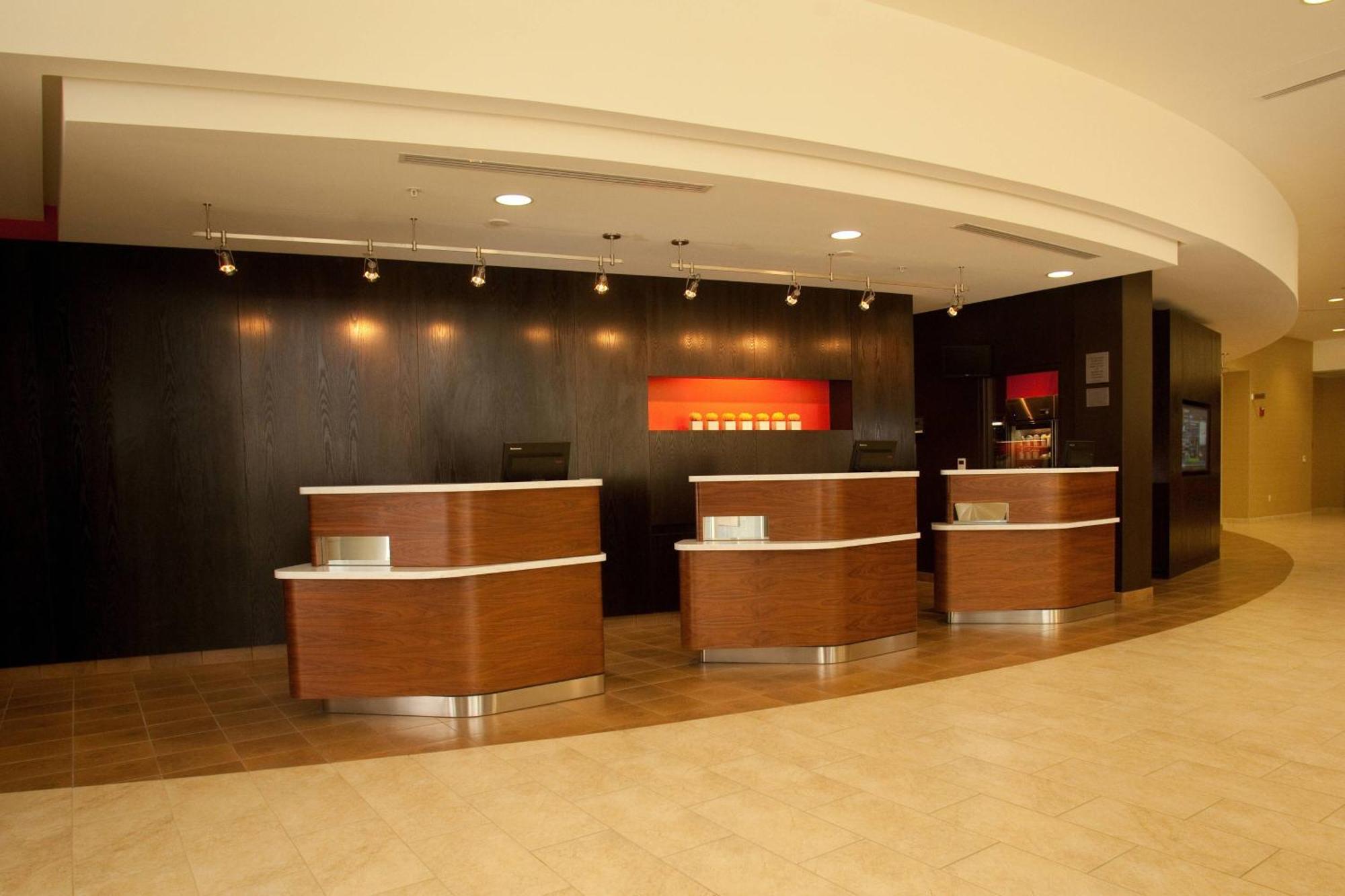 Courtyard Lincoln Downtown Hotel Exterior photo